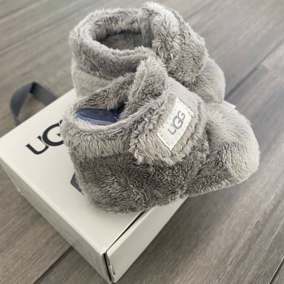 Ugh boots size 0 to 6 months brand new. Original packaging new. - Picture 4 of 9